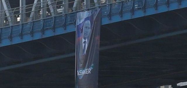 Неизвестные вывесили баннер с изображением Путина в Нью-Йорке