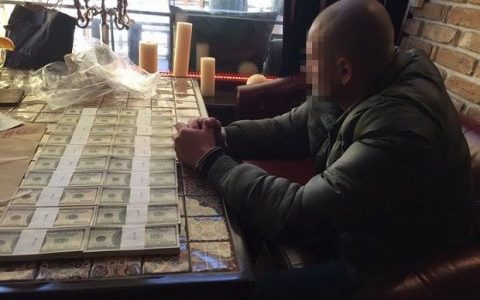 В Киеве бывших милиционеров задержали на $200 тыс. взятки