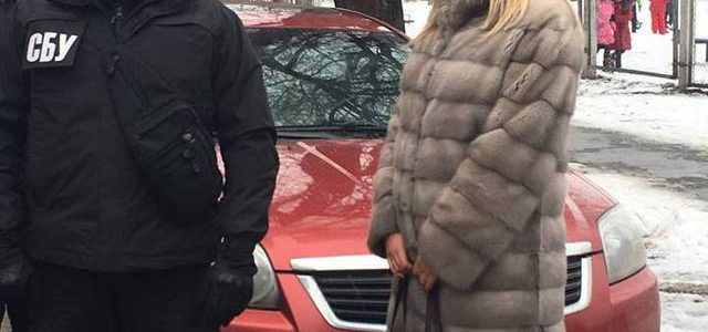 Капитан Киевской полиции пришла за взяткой в роскошной шубе