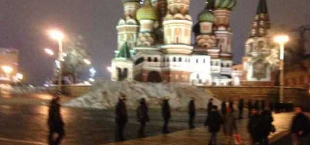 В Москве силовики оцепили Красную площадь