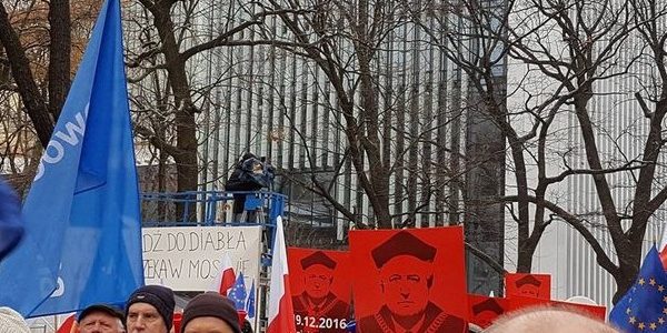 Политический кризис в Польше: оппозиция собрала многотысячный митинг