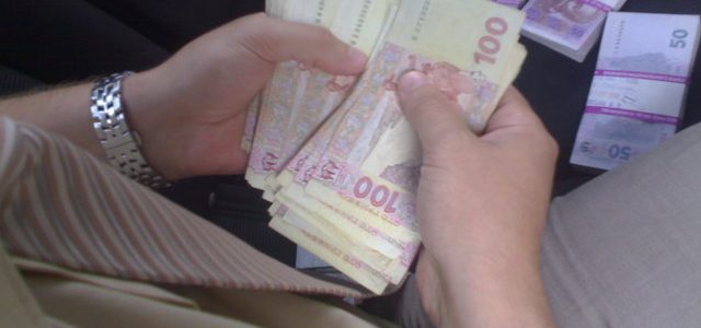 В Харьковской области сотрудница налоговой была поймана на взятке