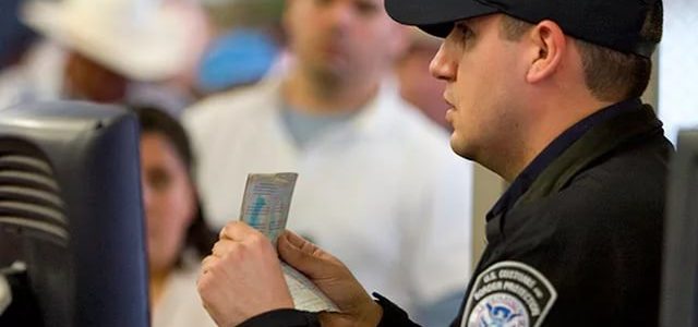 Пограничники в аэропортах США требуют пароли от мобильных и соцсетей