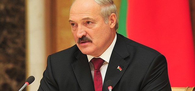 Лукашенко пообещал отстреливаться спиной к спине вместе с Путиным