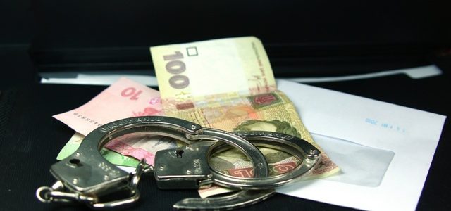 Следователь полиции задержан на Львовщине при получении 2 тыс. долл. взятки, – Сарган