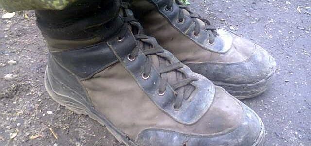 В соцсетях подняли на смех жалкий вид боевиков “ДНР” и их рваную обувь