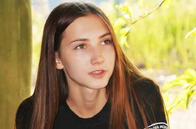 У мережі показали фото зовсім юної 18-річної дівчини Каті, яка працює медиком в зоні АТО