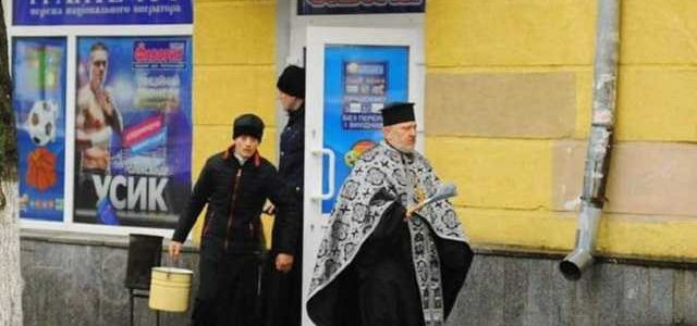 В Одессе батюшка освятил незаконное казино