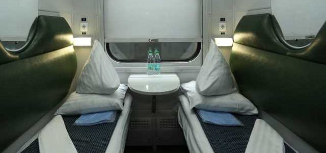 Убытки на миллионы. Железнодорожники пожаловались на украинцев, которые воруют и портят постель в поездах