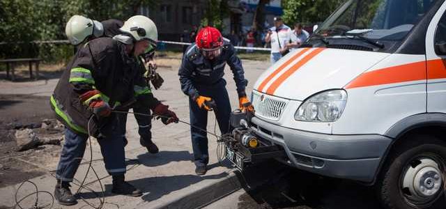 В Днепре водитель Skoda устроил гонки и «влетел» в остановку: два человека пострадали, один погиб