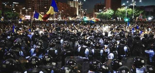 Румыны не украинцы, терпеть не стали: сотни тысяч людей сносят власть партии «воров и ублюдков»