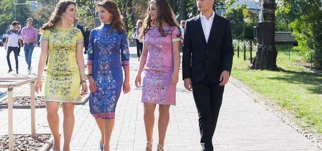 Платья, в которых Марина Порошенко с дочками появились на День независимости, шили почти месяц