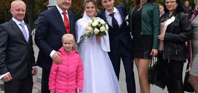Порошенко в Харькове остановил кортеж и сфотографировался с молодоженами