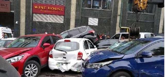 В ДТП на Печерске в Киеве был поврежден 21 автомобиль