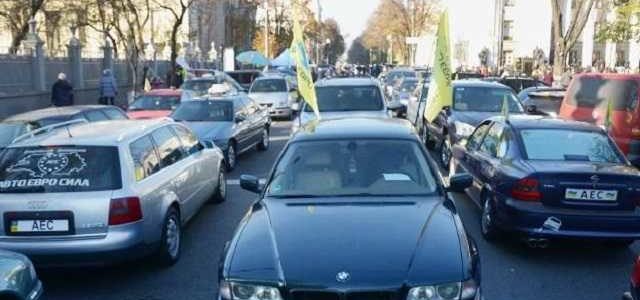 В Киеве “евробляхи” заблокировали общественный транспорт
