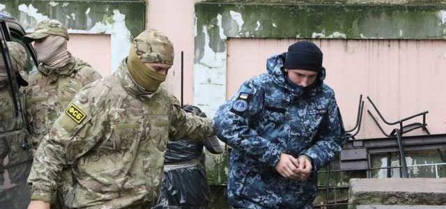 Захваченных украинских моряков срочно вывозят из Крыма