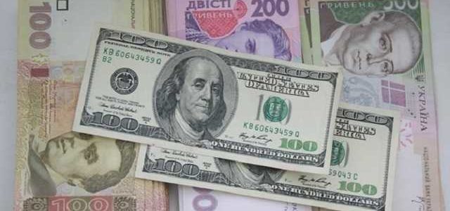 “Минималка” 300 долларов: эксперт объяснил, когда украинцам ждать роста зарплат