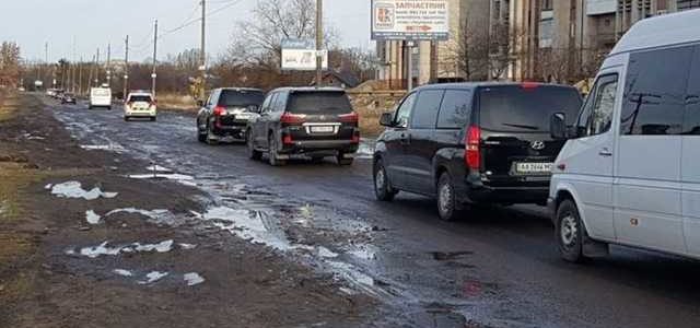 Кортеж Порошенко оценил качество реформированных дорог