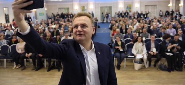 Садовый просит Зеленского вернуть Саакашвили гражданство Украины