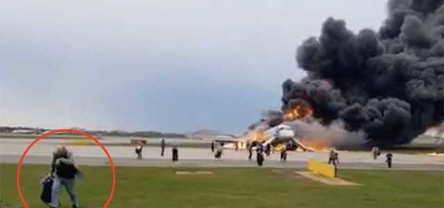 “Спасали из ада свое барахло”: россияне шокированы пассажирами сгоревшего самолета в “Шереметьево”