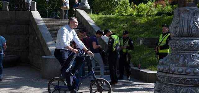 Мэр Киева Кличко приехал на инаугурацию Зеленского на велосипеде