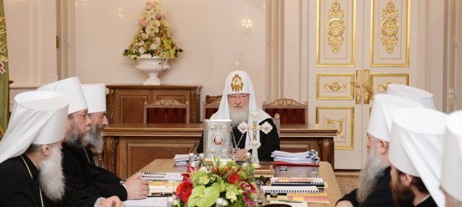 Глава РПЦ в Украине “засветился” на синоде в России