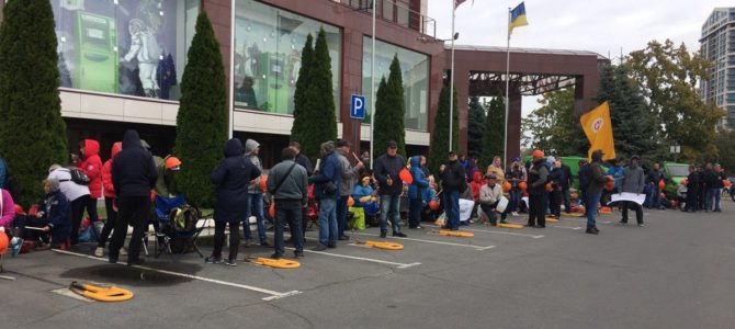 Почему заводу Коломойского отказали в покупке парковки под ПриватБанком