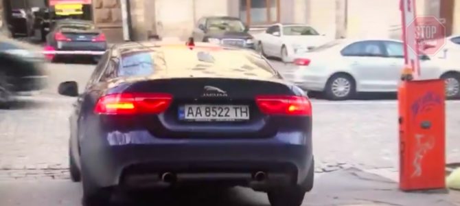 28-річний заступник міністра енергетики втік від активістів на незадекларованому “Jaguar” (відео)