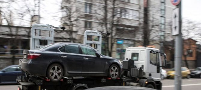 В Киеве сотрудники Минюста продали несколько сотен машин со штрафплощадок