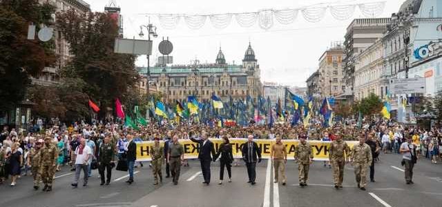 Использовал Марш защитников для пиара: Вокруг участия Порошенко в шествии разразился скандал
