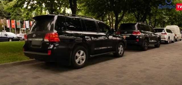 “Это парковка”: в Днепре быдло-депутат Загид Краснов обустроил личный паркинг на Набережной