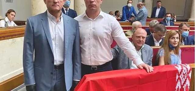 Кива с Медведчуком вывесили в Раде флаг Беларуси в поддержку кровавого режима
