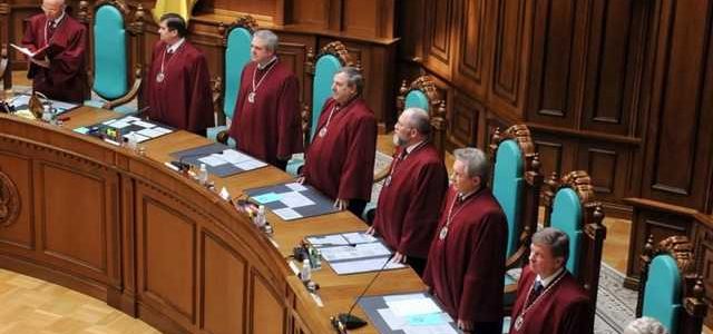 Миллионеры из Конституционного Суда хотят отсудить у налогоплательщиков 1,3 млн грн