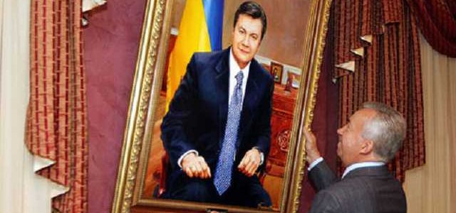 Экс-главу Тростянецкого лесхоза признали невиновным в растрате при покупке портретов Януковича