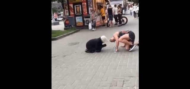 “Усы покажи свои”: в Киеве разоблачили мужчину, который просил деньги под видом бабушки