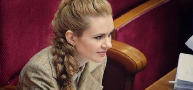 Сожительница экс-нардепа Полякова запуталась в криптовалюте и лишилась паспорта