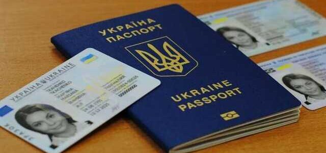 Украинцы по-новому заплатят за паспорта: коррупционному спруту отдали полмиллиарда, замешан известный политик