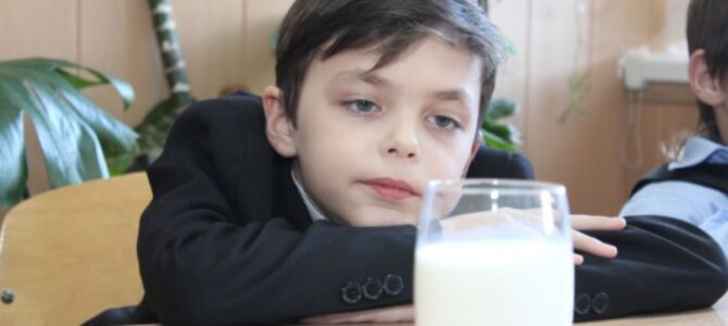 В Киеве для школ купили «молочку» за 2,3 млн грн у подозреваемых в краже на еде для детей