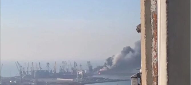 Уничтоженный в Бердянске десантный корабль РФ Орск мог участвовать в оккупации Крыма