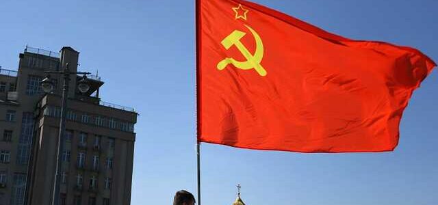 “Символ супердержави”: у РФ запропонували повернути прапор СРСР замість триколора