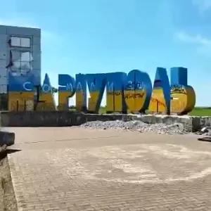 Росіяни зібралися демонтувати стелу “Маріуполь” та замінити на “нормальну російську назву міста”