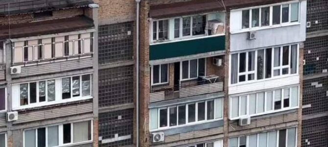У Києві на даху багатоповерхівки добудували цілу квартиру і не пускають поліцію
