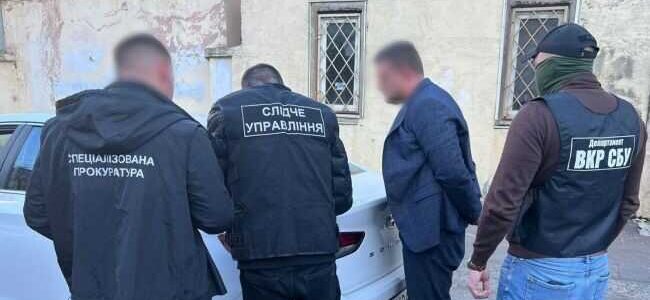 Виманював хабарі: В Одесі заарештували командира відділення, який називав себе військкомом