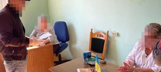 На Львівщині чиновниця медико-соціальної експертної комісії намагалася з’їсти хабар під час затримання.