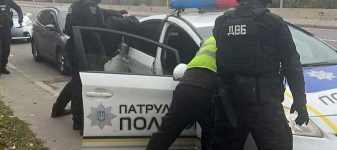 В Одеській області двох патрульних затримали на хабарі