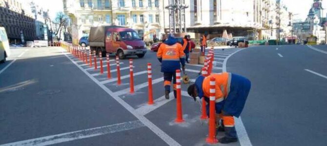 Київські комунальники практично вдвічі переплатили за вуличні делініатори