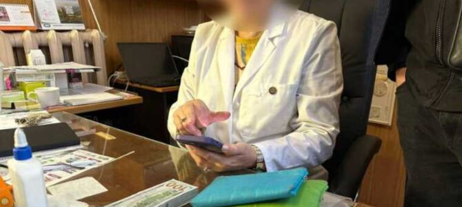 У Чернівцях затримали лікарку-корупціонерку: вилучили готівки на 8,4 мільйона гривень