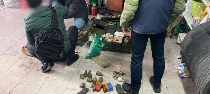 На Львівщині поліція викрила незаконних торговців зброєю