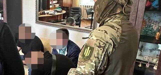 На Дніпропетровщині затримали голову та секретаря міськради на хабарі у 30 тисяч доларів