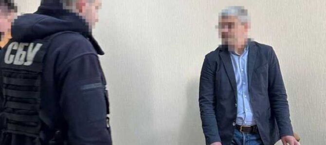 У Рівному на хабарі затримали заступника начальника обласної митниці